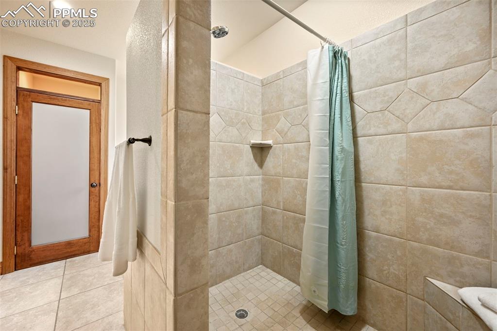 Image 19 of 43: Bathroom