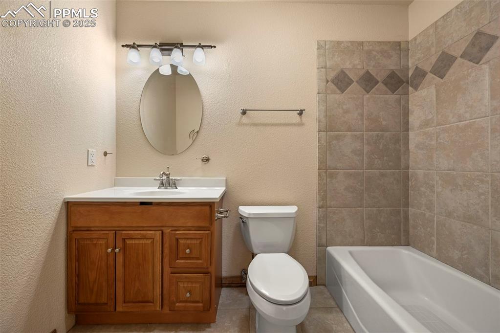 Image 33 of 43: Bathroom