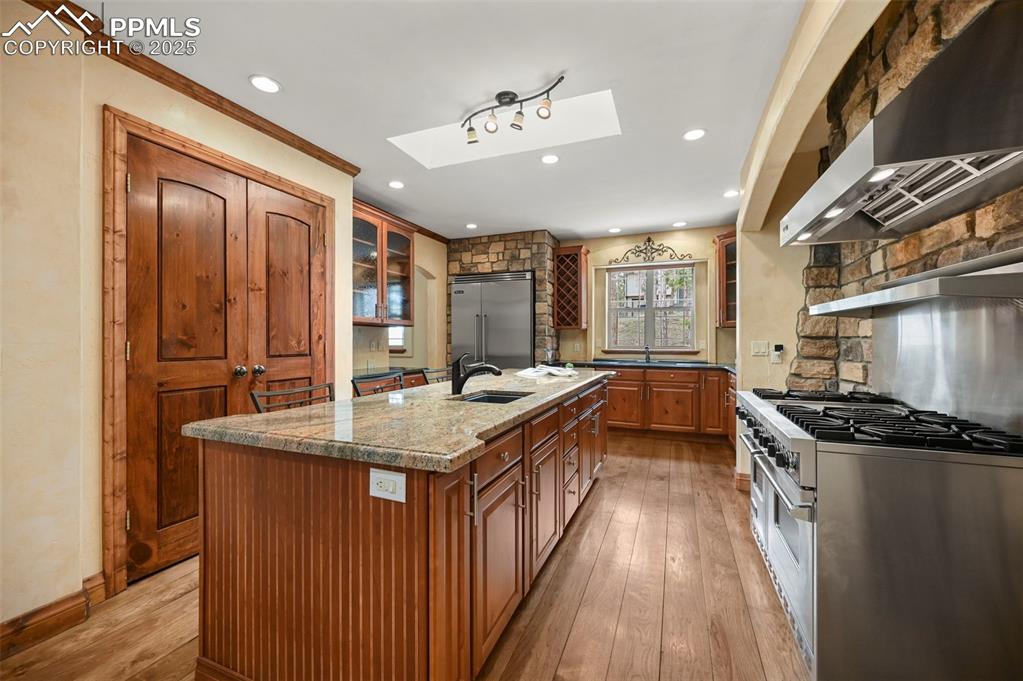 Image 8 of 43: Kitchen