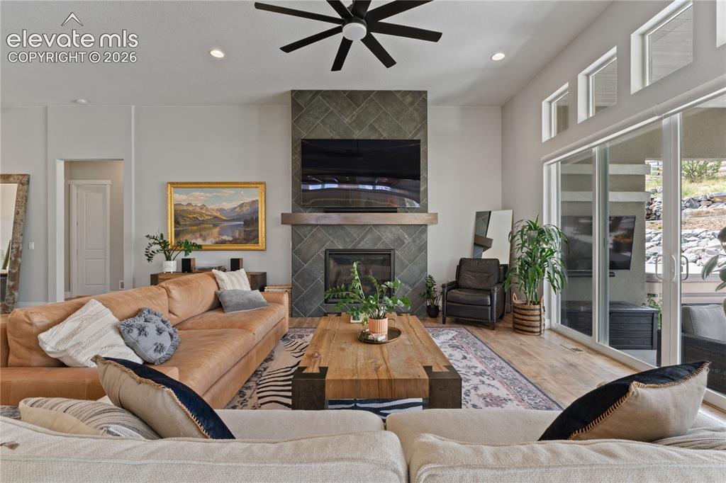 Image 18 of 45: Living Room