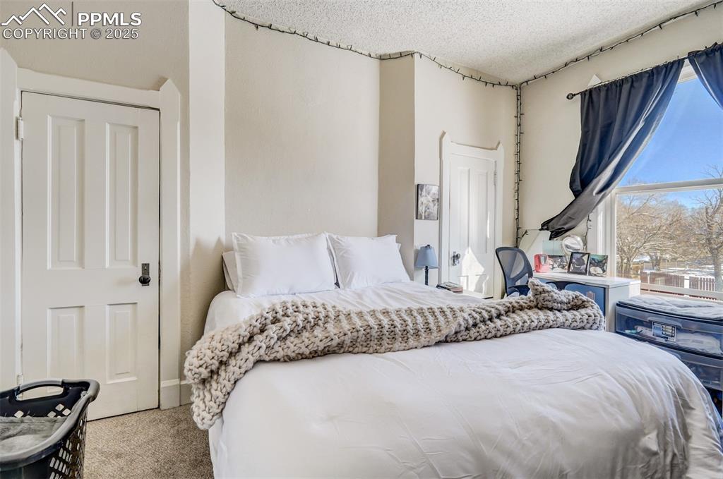 Image 11 of 17: Bedroom