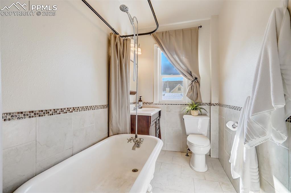 Image 12 of 17: Bathroom