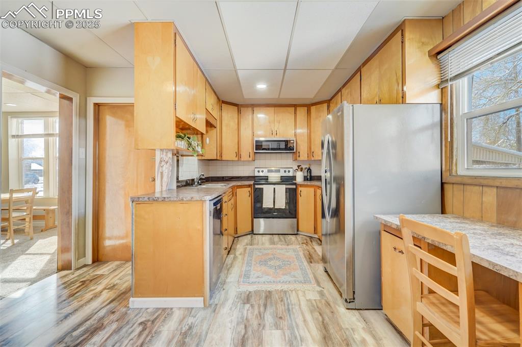 Image 4 of 17: Kitchen