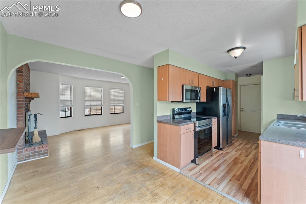 Image 12 of 41: Kitchen