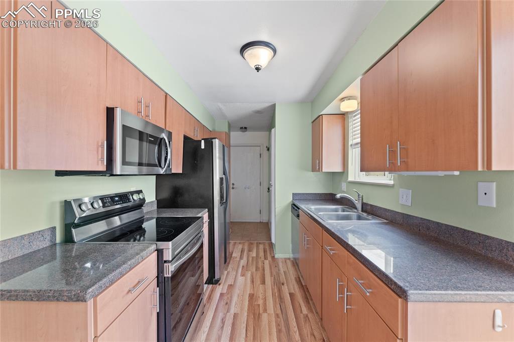 Image 13 of 41: Kitchen