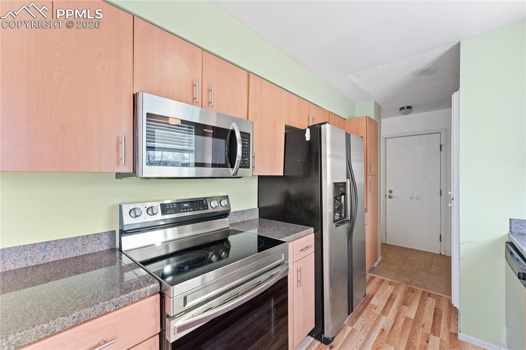 Image 14 of 41: Kitchen