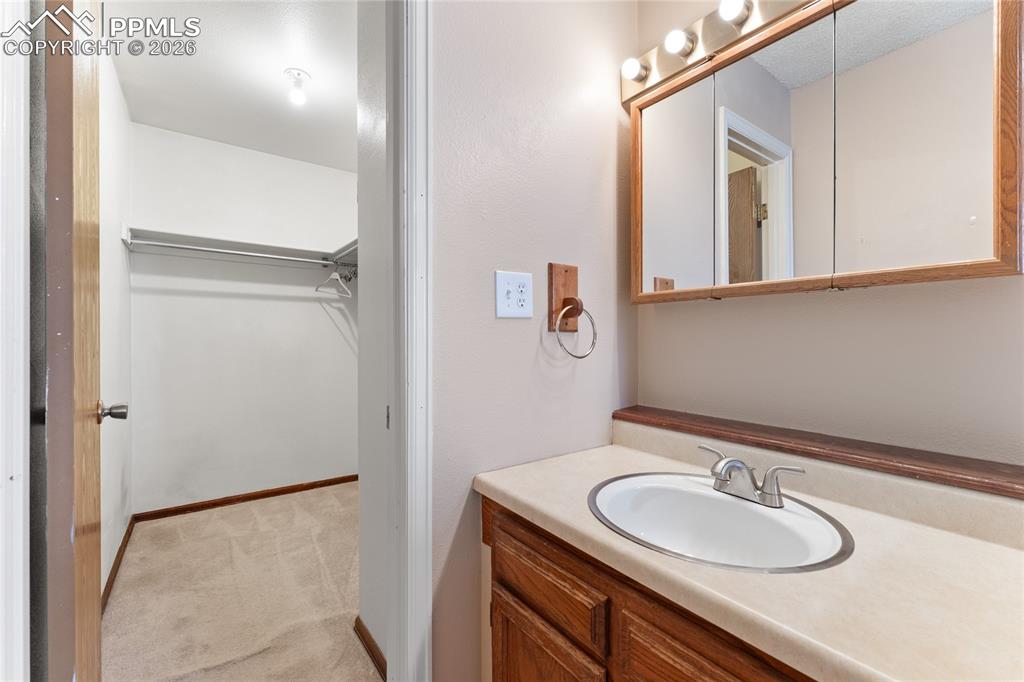 Image 19 of 41: Bathroom