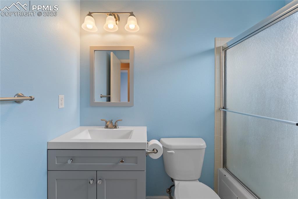 Image 24 of 41: Bathroom