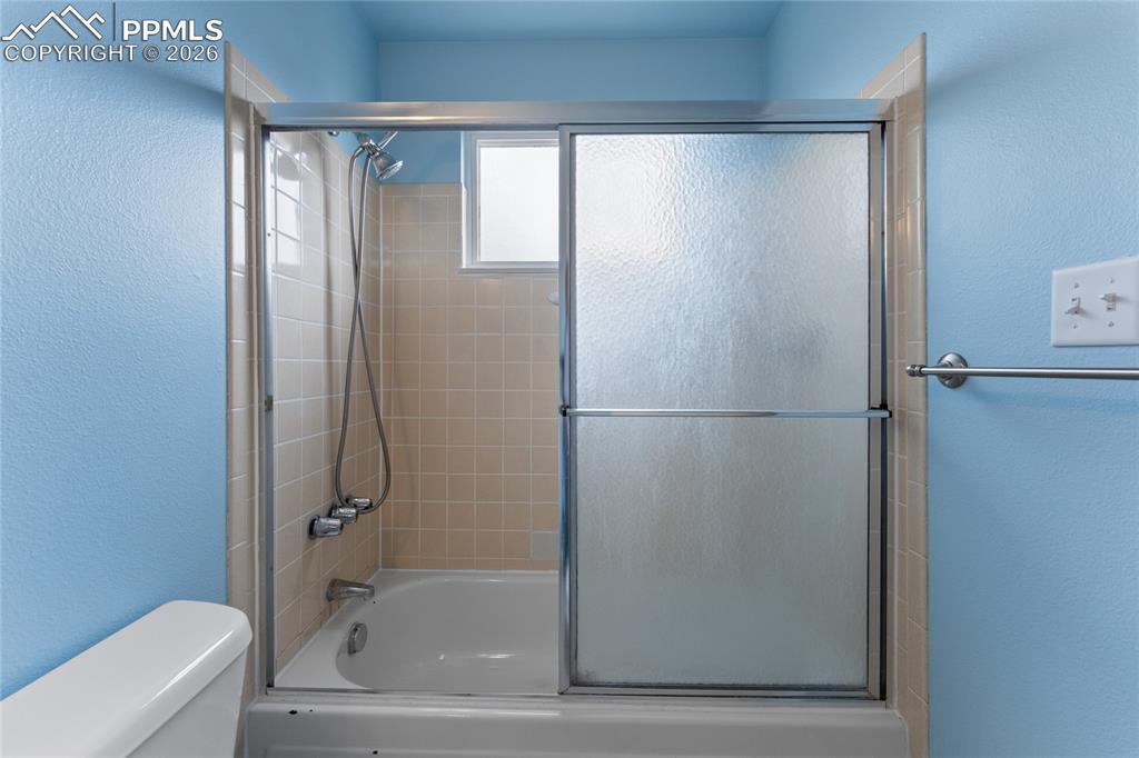 Image 25 of 41: Bathroom