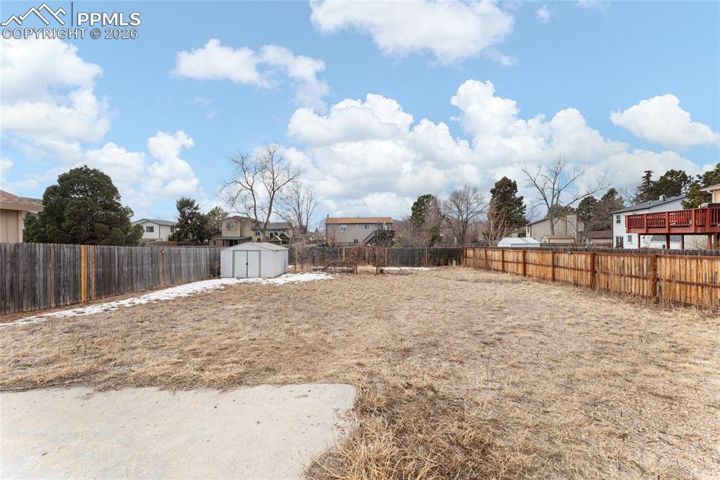 Image 37 of 41: Yard