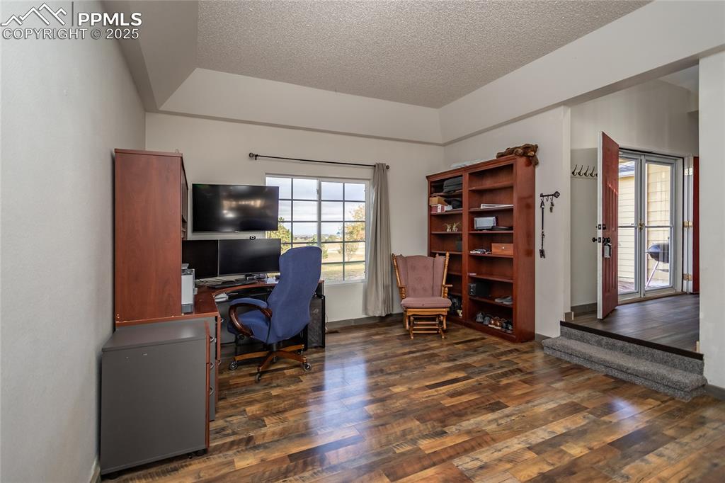 Image 13 of 50: Office