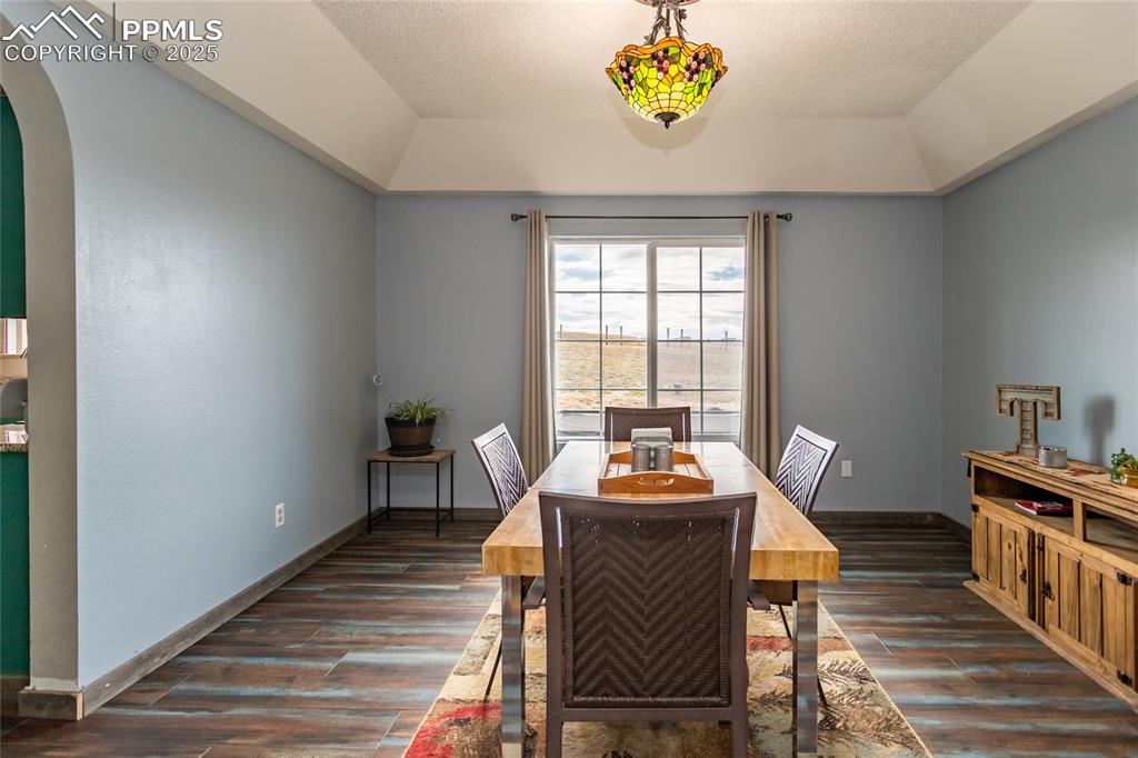 Image 15 of 50: Dining Area