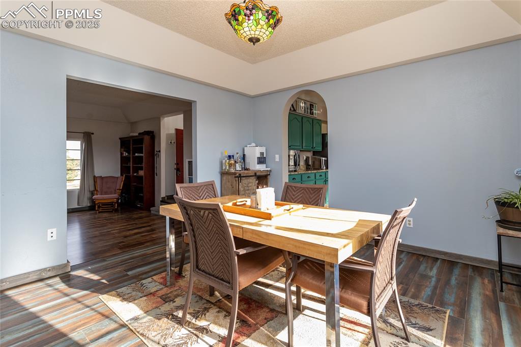 Image 16 of 50: Dining Area