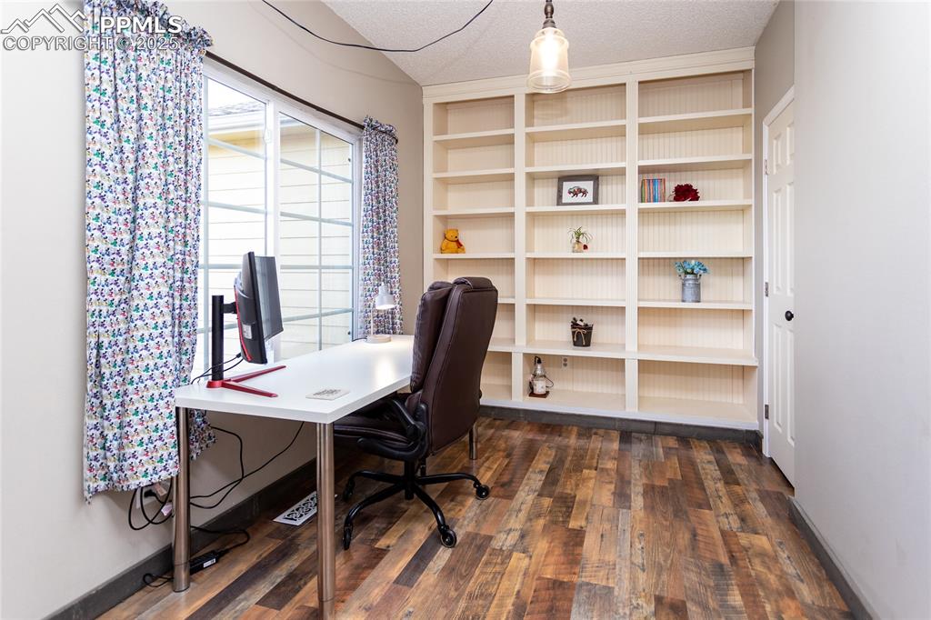 Image 17 of 50: Office