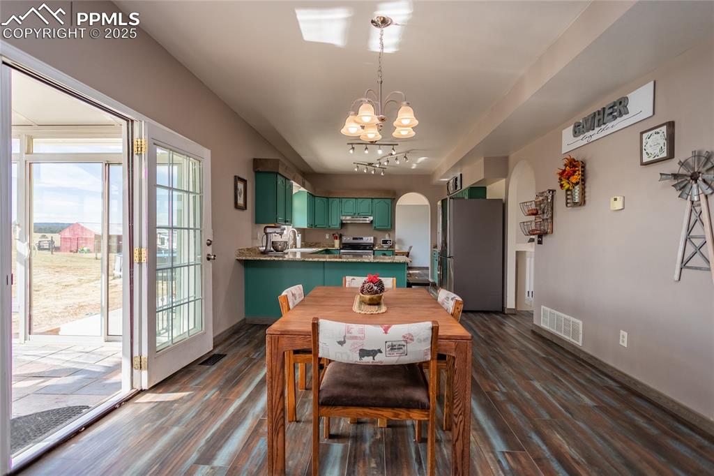 Image 20 of 50: Dining Area