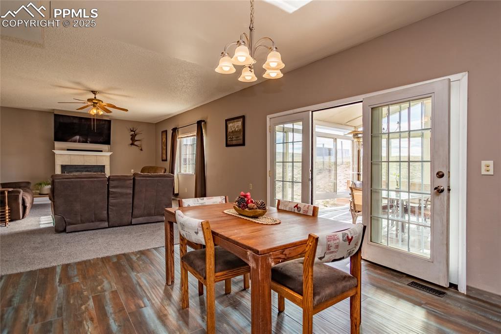 Image 21 of 50: Dining Area