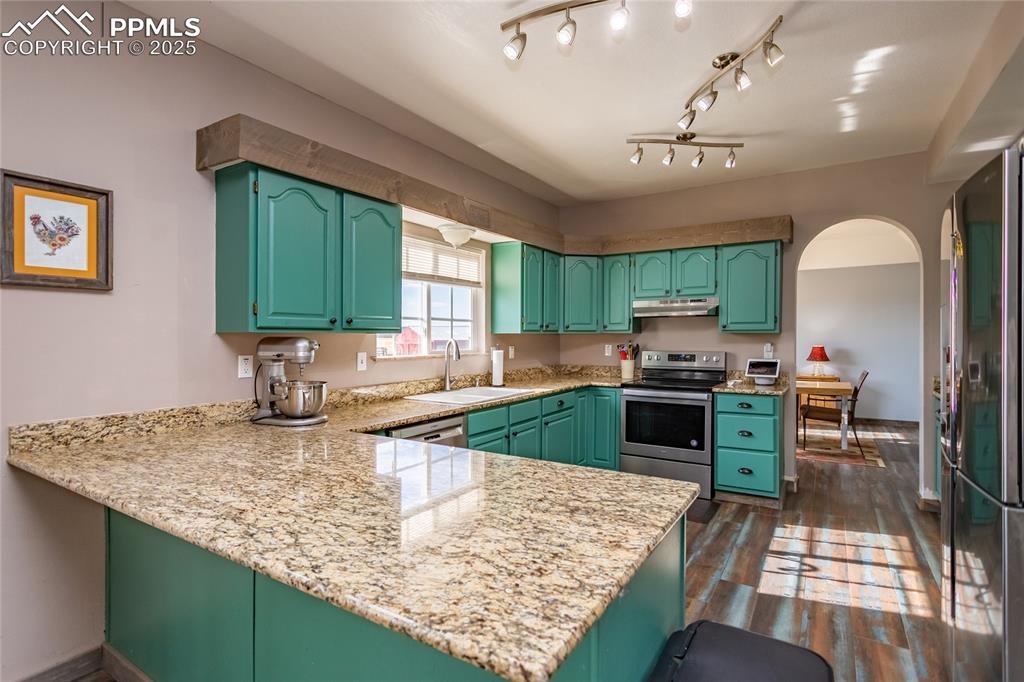 Image 22 of 50: Kitchen