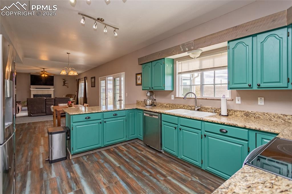 Image 24 of 50: Kitchen