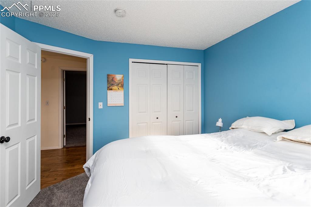 Image 32 of 50: Bedroom