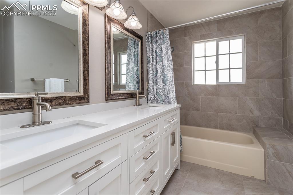 Image 33 of 50: Bathroom