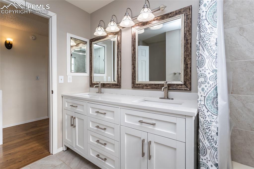 Image 34 of 50: Bathroom