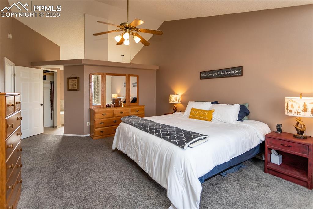 Image 35 of 50: Bedroom