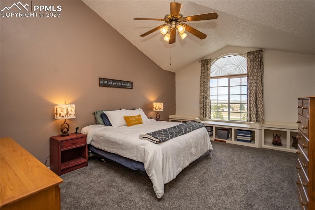 Image 36 of 50: Bedroom