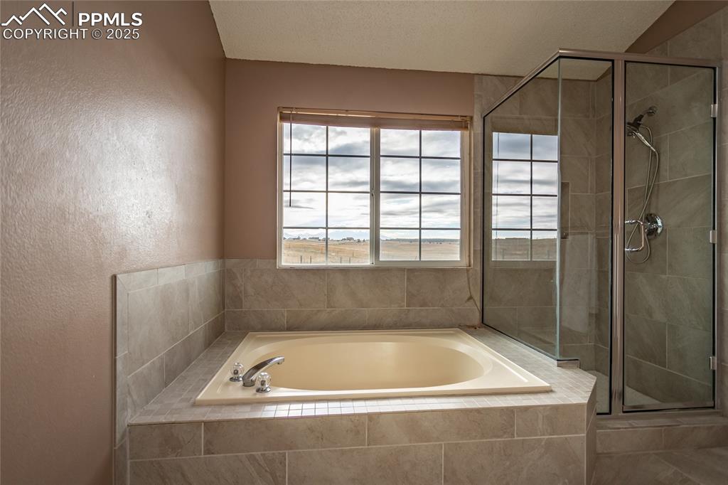 Image 38 of 50: Bathroom