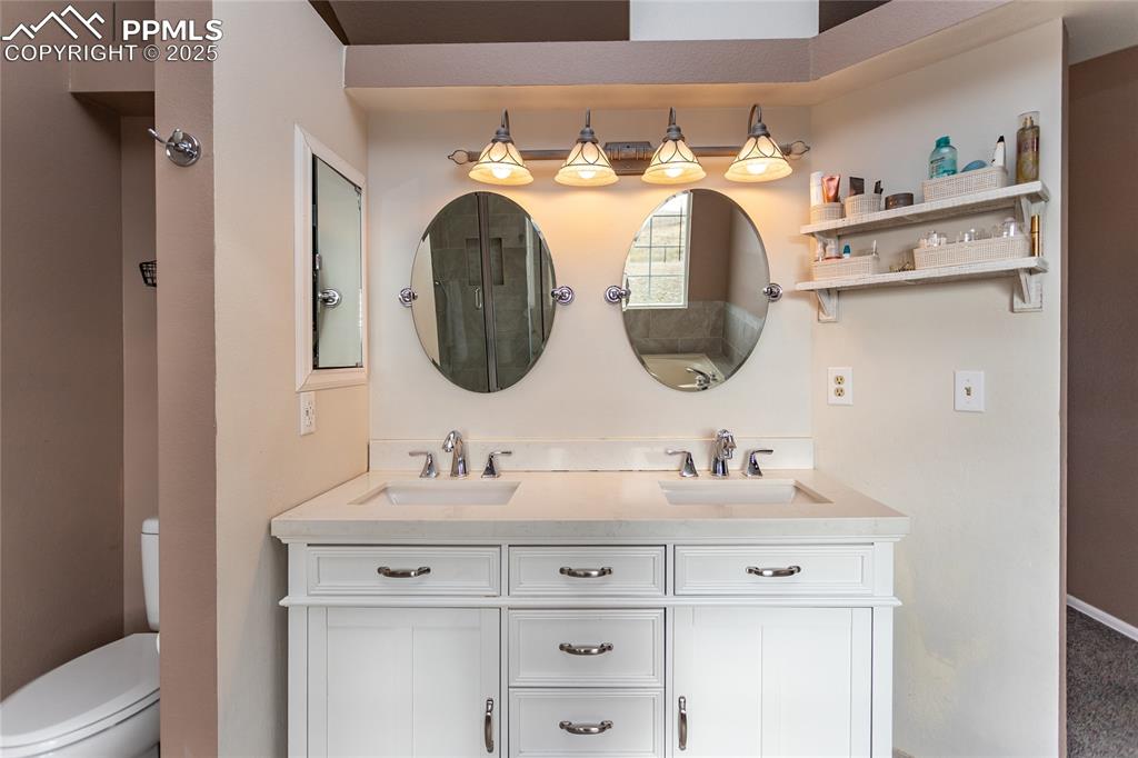 Image 39 of 50: Bathroom