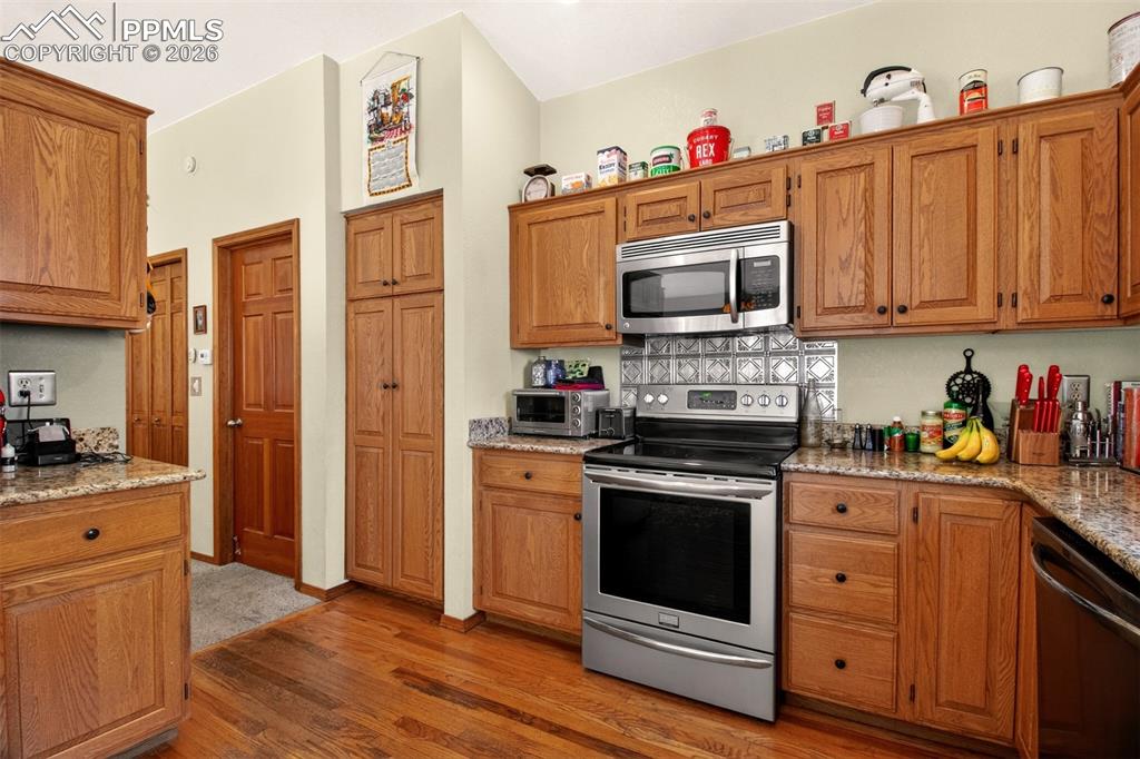 Image 16 of 43: Additional view of the kitchen