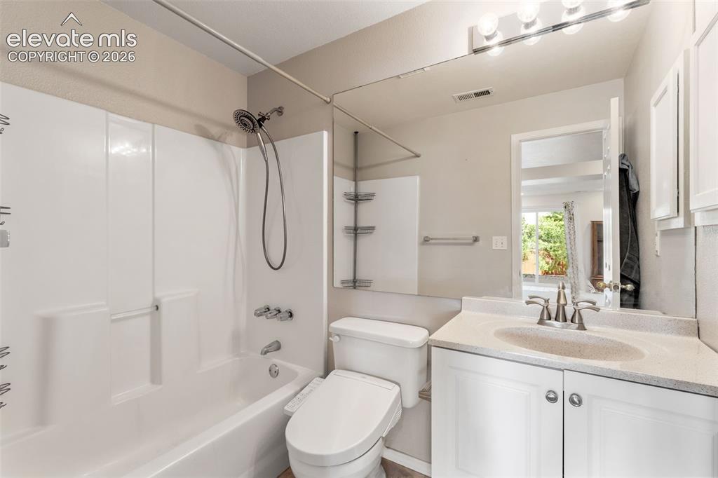 Image 29 of 47: Bathroom