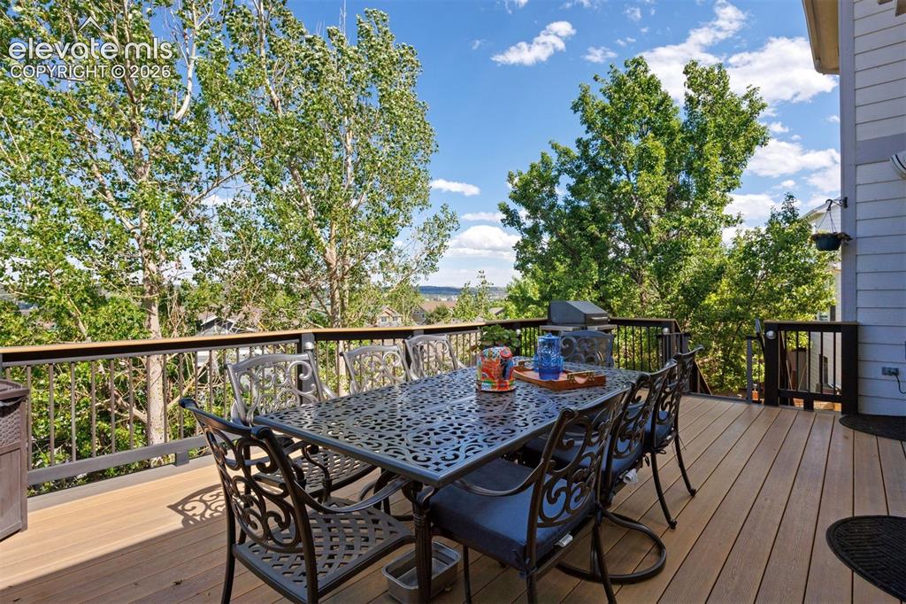 Image 21 of 50: Expansive outdoor composite deck.