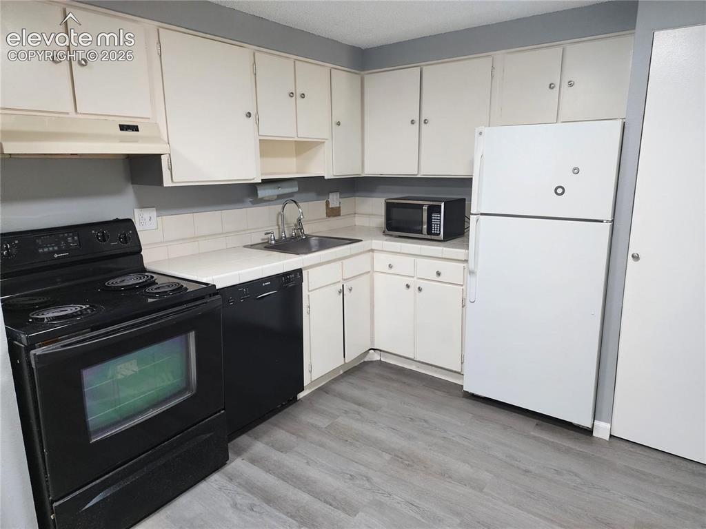 Image 4 of 13: Kitchen