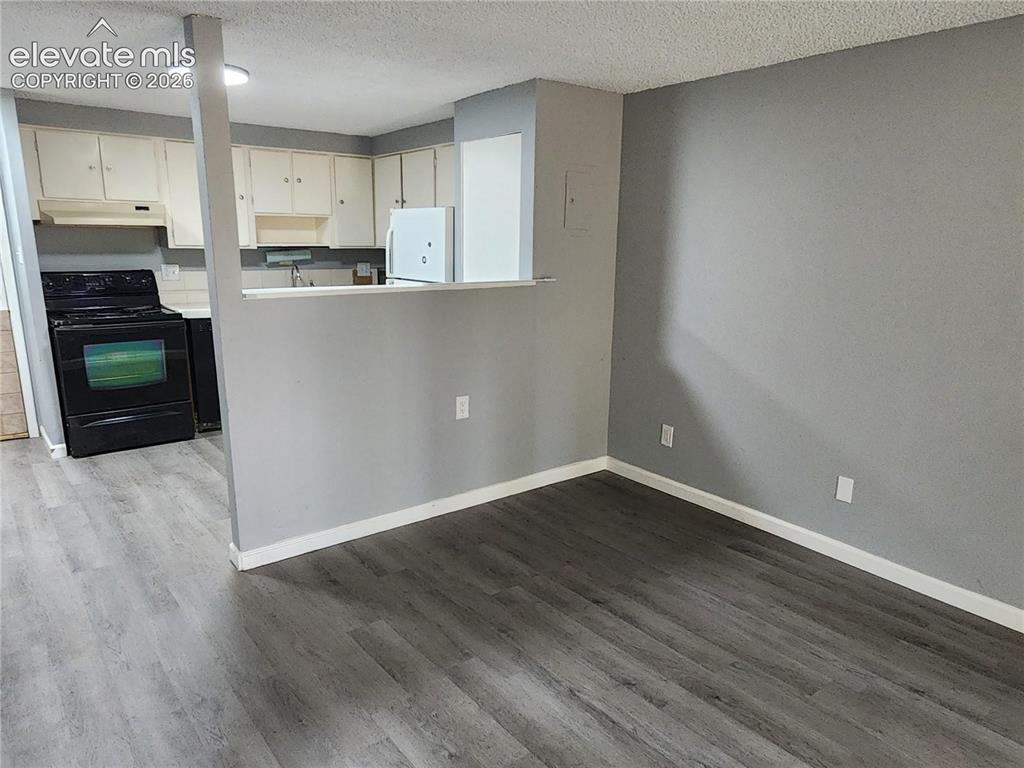 Image 5 of 13: Kitchen