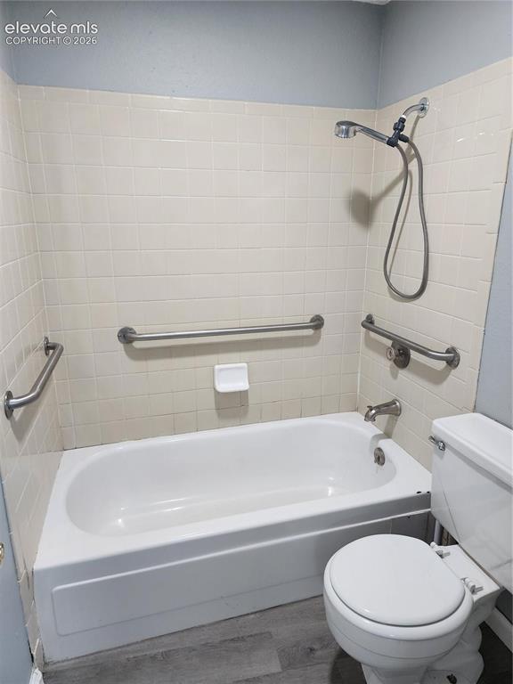 Image 6 of 13: Bathroom
