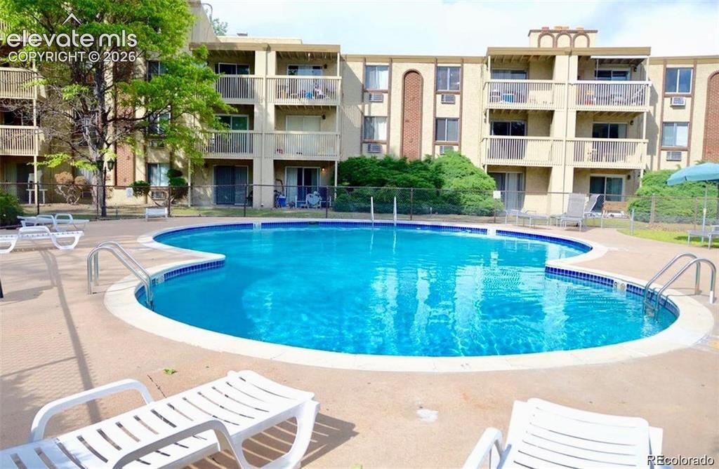 Image 7 of 13: Pool