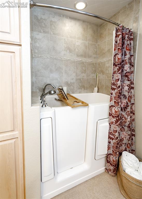 Image 20 of 45: Bathroom