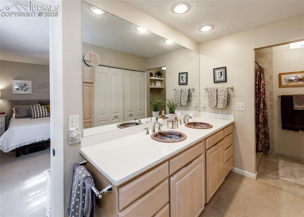 Image 21 of 45: Bathroom