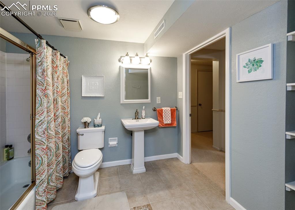 Image 32 of 45: Bathroom