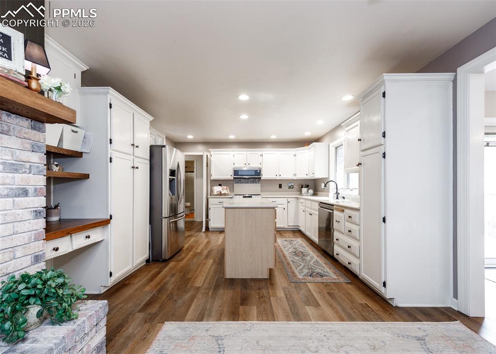 Image 7 of 45: Kitchen