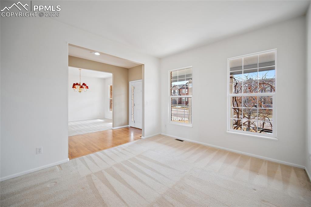 Image 4 of 29: Livingroom