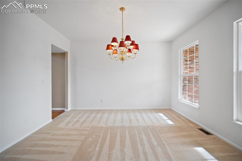 Image 5 of 29: Diningroom