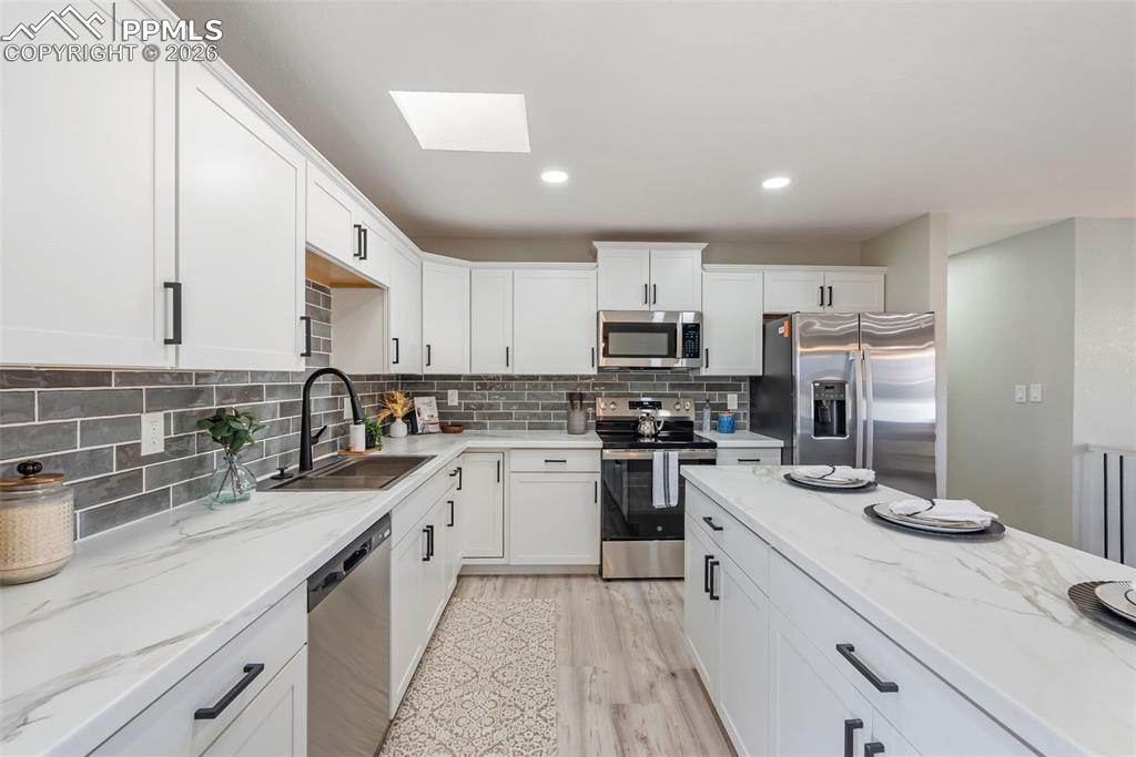 Image 15 of 47: Kitchen