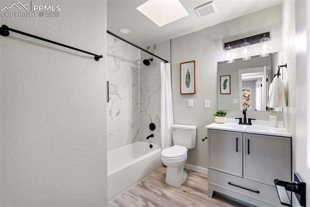 Image 21 of 47: Bathroom