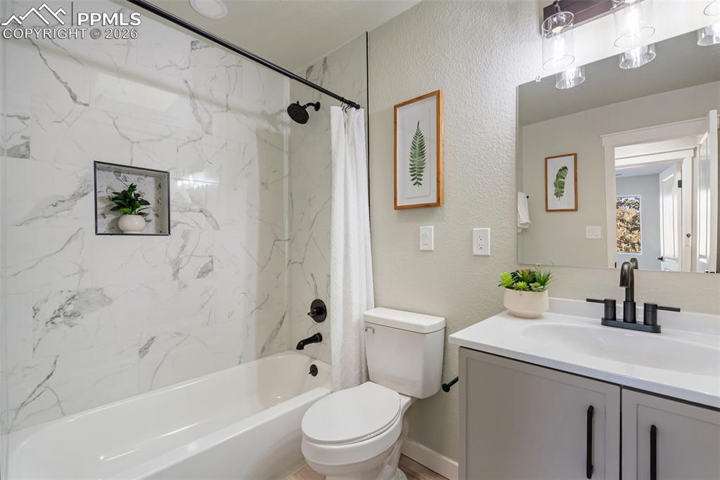 Image 22 of 47: Bathroom