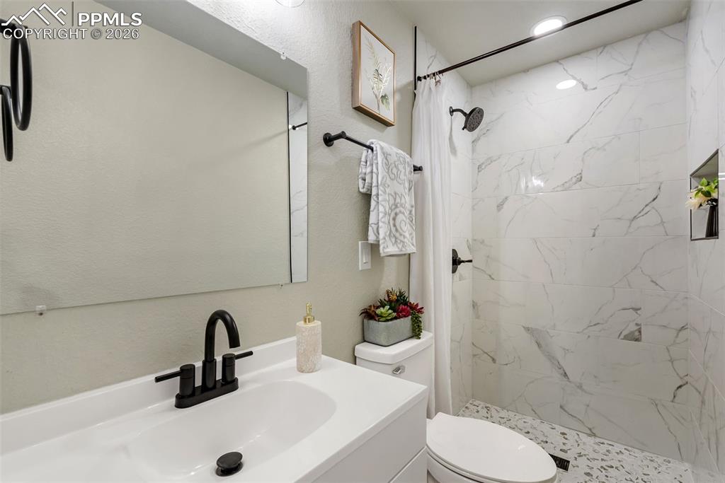 Image 26 of 47: Bathroom