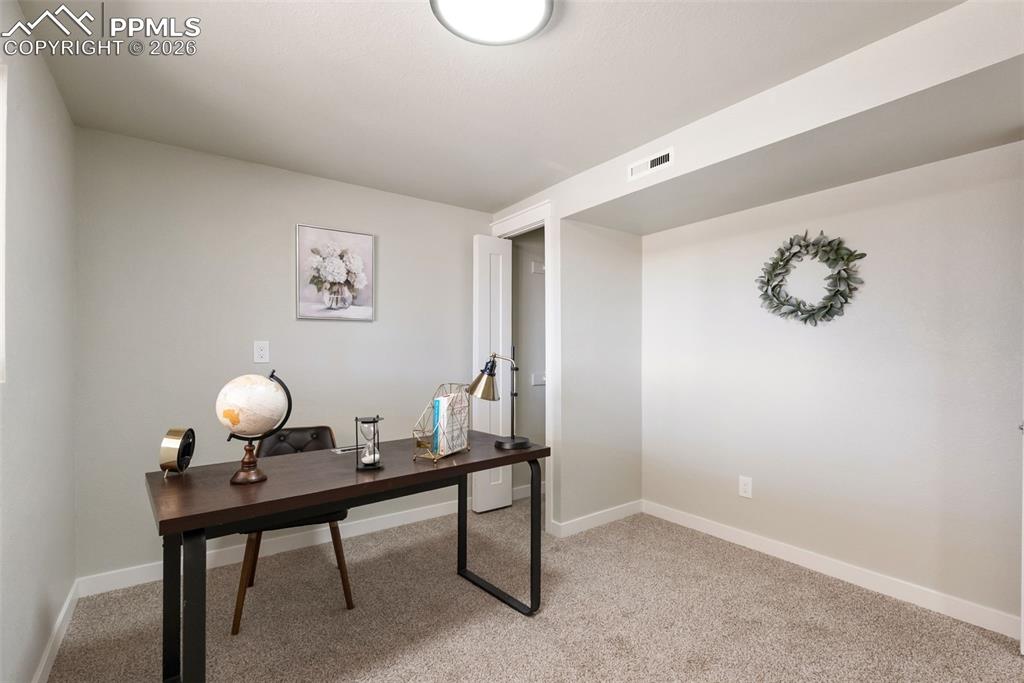 Image 35 of 47: Office