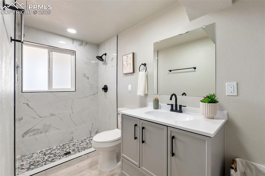 Image 36 of 47: Bathroom