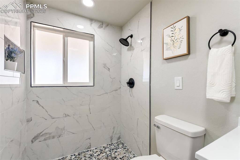 Image 37 of 47: Bathroom