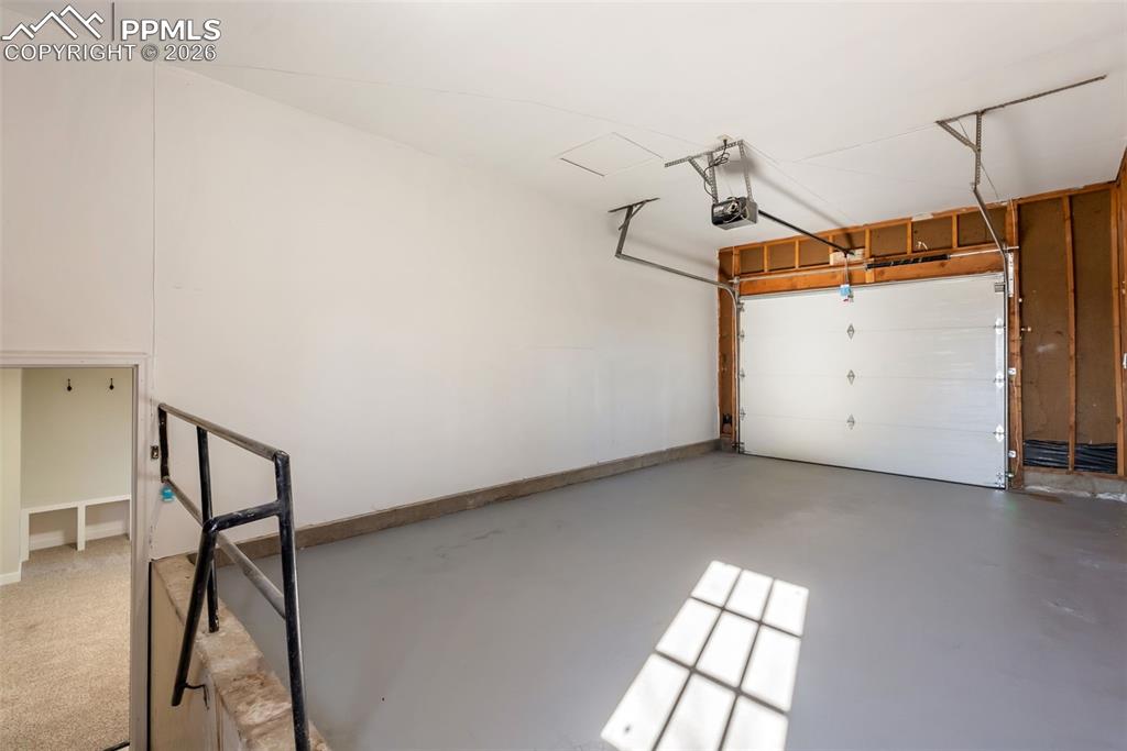 Image 42 of 47: Garage